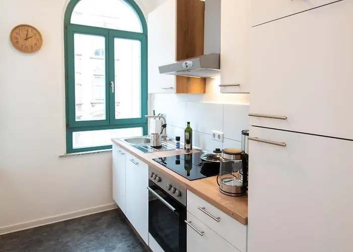 Halle - Zentral - Balkon - Arbeitsplatz